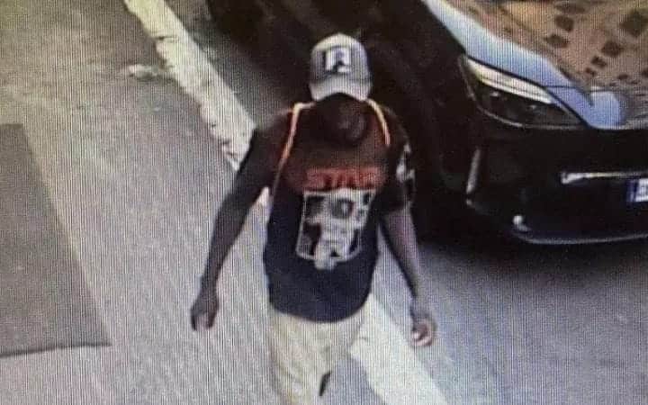 Il frame della telecamera che immortala il 26enne accusato della violenza nel parco a Roma