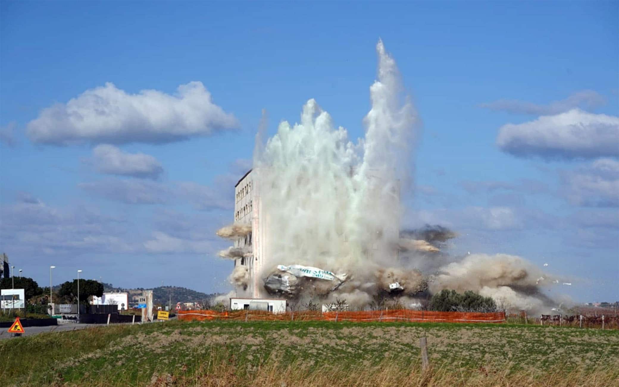 ++ Abbattuto nel crotonese l'ecomostro della 'ndrangheta ++