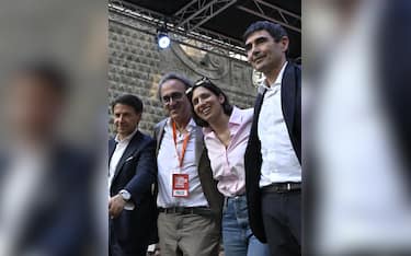 Da sinistra, Giuseppe Conte, Angelo Bonelli, Elly Schlein e Nicola Fratoianni durante una manifestazione del campo largo in piazza del Gesù, a Napoli, 8 luglio 2026. ANSA/CIRO FUSCO 