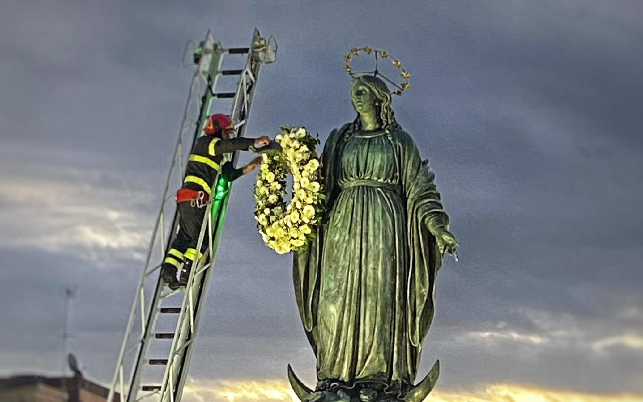 Un post tratto dal profilo Twittter dei vigili del Fuoco:@vigilidelfuocoL’omaggio floreale alla statua della Madonna in piazza di Spagna, una tradizione per i #vigilidelfuoco per celebrare l’#Immacolata. Stamattina la cerimonia a #Roma, presenti il capo Dipartimento Lega e capo del Corpo Parisi #8dicembre+++ATTENZIONE LA FOTO NON PUO' ESSERE PUBBLICATA O RIPRODOTTA SENZA L'AUTORIZZAZIONE DELLA FONTE DI ORIGINE CUI SI RINVIA+++