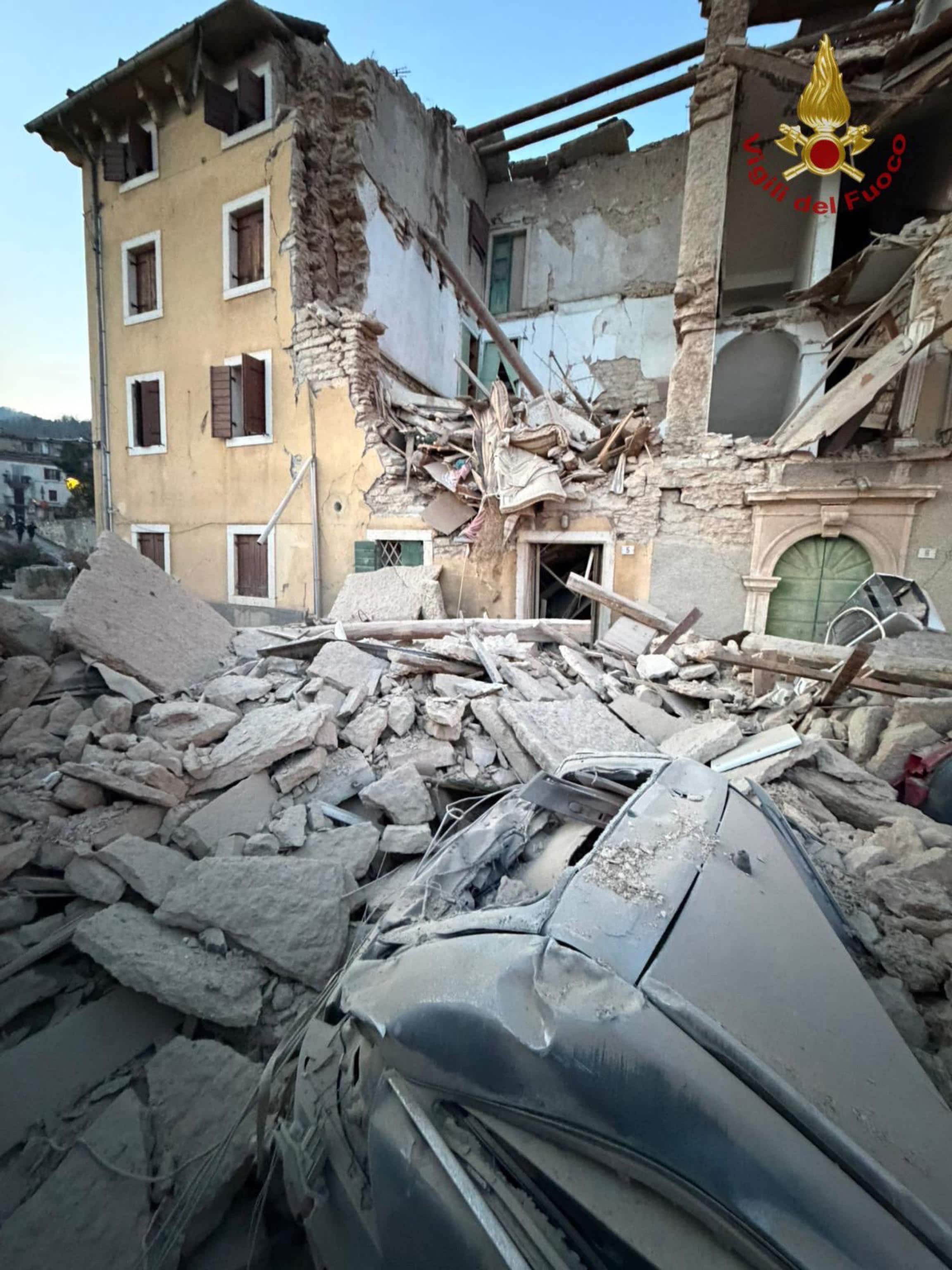 Un'immagine, tratta dal profilo X dei Vigili del Fuoco, relativa all' intervento dei Vigili del fuoco a Negrar per l esplosione con conseguente crollo in un fabbricato di tre piani, 24 febbraio 2026. X/ VIGILI DEL FUOCO +++ ATTENZIONE LA FOTO NON PUO' ESSERE PUBBLICATA O RIPRODOTTA SENZA L'AUTORIZZAZIONE DELLA FONTE DI ORIGINE CUI SI RINVIA+++ NPK +++