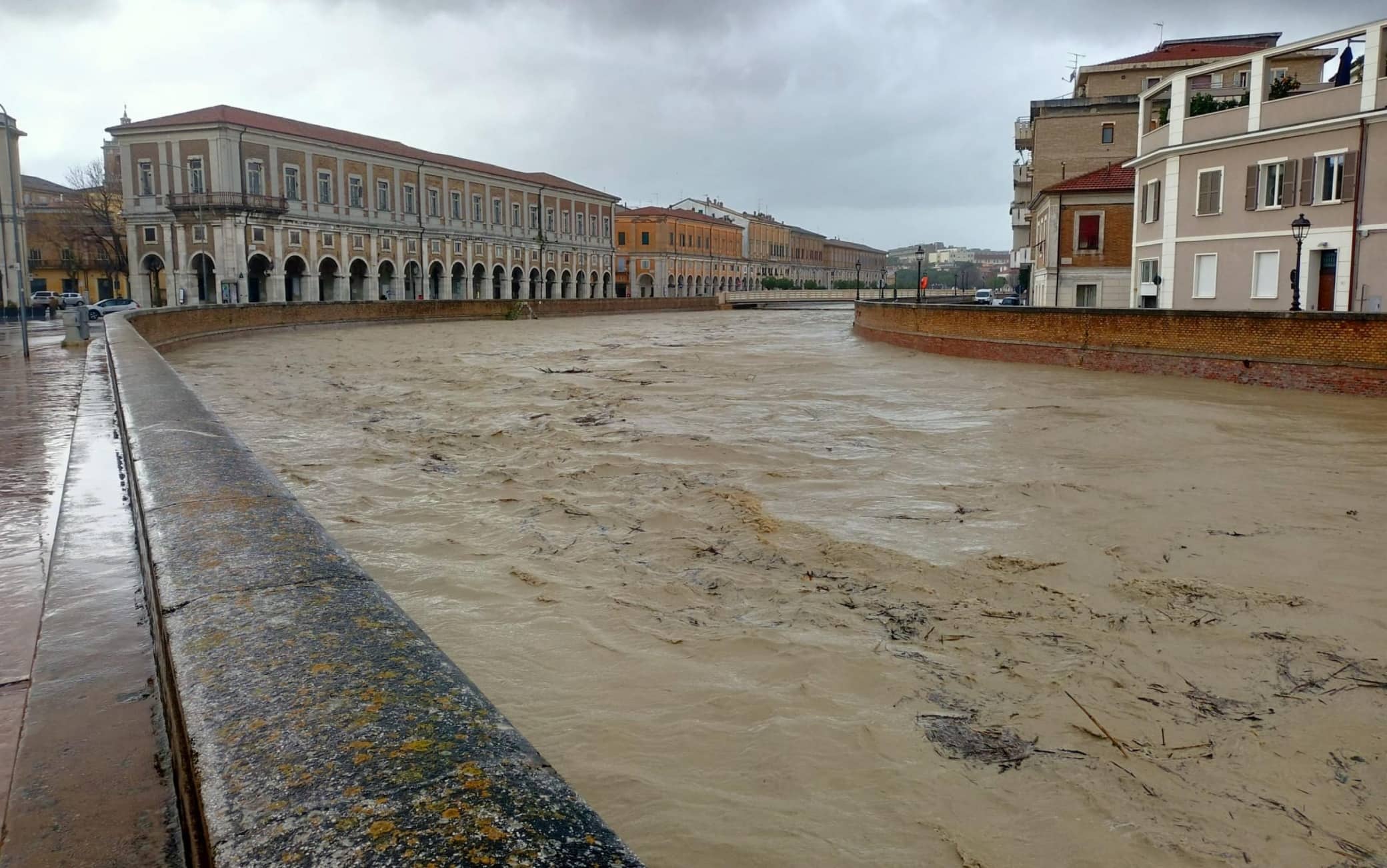Nella zona di Senigallia (Ancona), colpita dall'alluvione dei fiumi Misa e Nevola lo scorso settembre, a causa delle intense piogge, "tutti gli idrometri a monte hanno superato i livelli di sicurezza, l'innalzamento continua costante". Il Comune fa sapere che l'ondata di piena del Misa "attraverserà il centro città presumibilmente verso le ore 9 di questa mattina"; "il Misa a Bettolelle è arrivato ai 3 metri superando i livelli di guardia" e dunque l'amministrazione invita a "salire ai piani alti". In via precauzionale, sono state chiuse varie strade (come lo stradone del Misa) come quella che collega Brugnetto a Bettolelle, lo stradone del Misa, ma anche alcuni supermercati come il Centro Commerciale Conad di Via Abbagnano, l'MD, il Sì con Te e Amico Market. Chiusi anche l'ufficio postale di via Fratelli Bandiera e il Distretto Sanitario di Via Campo Boario fino alle 10. ANSA/CARLO LEONE