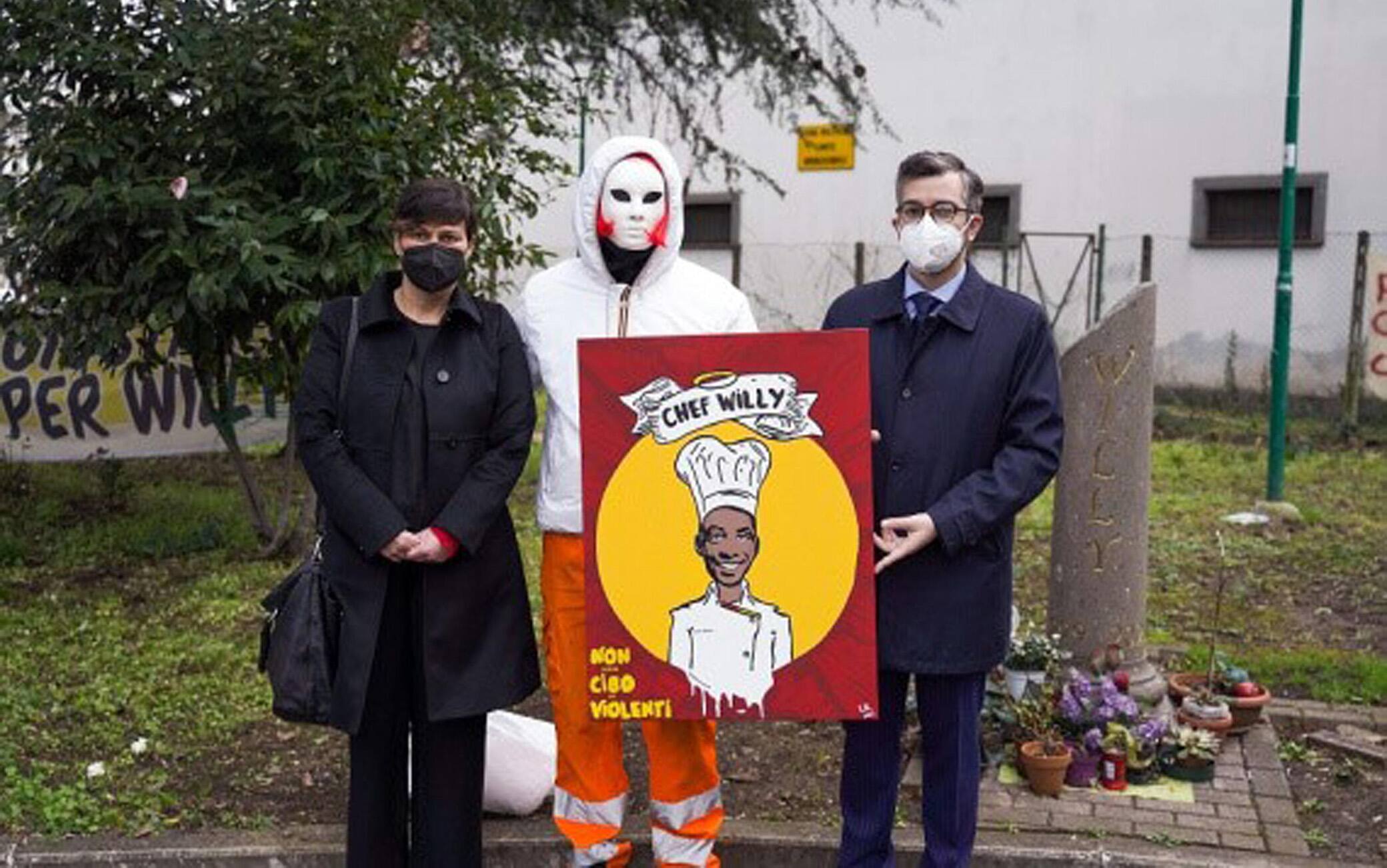 Colleferro, 21 febbraio. Questa mattina presso i Giardini Angelo Vassallo di Colleferro, dove il 6 settembre 2020 si è consumato l’efferato omicidio di Willy Monteiro Duarte, è stata consegnata l’opera della Street Artist Laika in memoria del giovane Willy, eroe buono, alla presenza dell’artista, di Eleonora Mattia (Presidente IX Commissione Lavoro, formazione, politiche giovanili, pari opportunità, istruzione, diritto allo studio in Consiglio Regionale) e del Sindaco di Colleferro Pierluigi Sanna.
