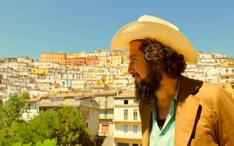 Vinicio Capossela torna a dirigere per il terzo anno consecutivo lo Sponz Fest, il festival itinerante nell'Alta Irpinia che ruota intorno alla ritualità dello sposalizio e che quest'anno è in programma dal 24 al 30 agosto. L'occasione è ghiotta anche per festeggiare i suoi 25 anni di carriera, dalla registrazione del suo primo disco, con un concerto il 29 agosto che celebra le nozze d'argento e lo sposalizio con la musica, nella notte di luna piena. Il festival, organizzato in collaborazione con i comuni di Calitri - comune capofila del progetto -, Conza, Andretta, Cairano e Aquilonia, è nato nel 2013. Dopo l'edizione dello scorso anno dedicata al tema del movimento, dei sogni, il festival del 2015 si intitola "Raglio di Luna - Le vie dei muli, i sentieri dei miti ed è costruito intorno all'idea del camminare, del nomadismo, del viaggiare accompagnati, al passo dell'uomo e dell'asino, per ascoltare il ronzio dei "siensi" perduti. ANSA/ UFFICIO STAMPA   +++ ANSA PROVIDES ACCESS TO THIS HANDOUT PHOTO TO BE USED SOLELY TO ILLUSTRATE NEWS REPORTING OR COMMENTARY ON THE FACTS OR EVENTS DEPICTED IN THIS IMAGE; NO ARCHIVING; NO LICENSING +++