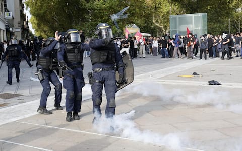 epa13285191 Protesters face French police officers as clashes erupt during a national day of protest by high school students and members of education union over school conditions, in Montpellier, southern France, 06 October 2026. The demonstration comes amid a nationwide wave of protests across France against severe teacher shortages, overcrowded classrooms, a lack of resources, and poor learning conditions ahead of upcoming national budget decisions.  EPA/GUILLAUME HORCAJUELO