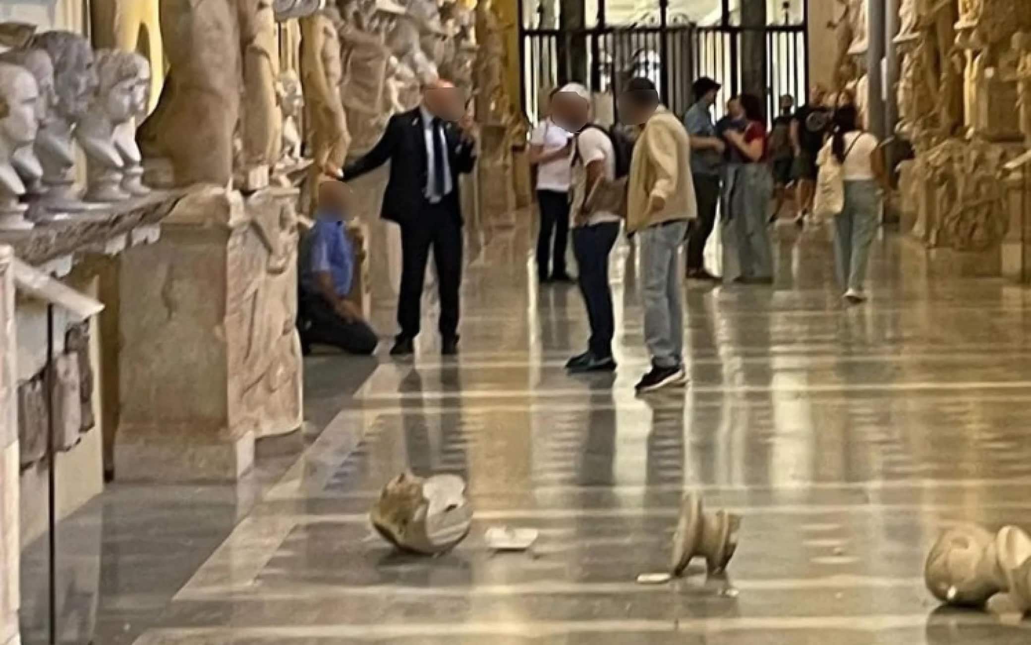 Due sculture sono state danneggiate all'interno dei Musei Vaticani a Roma. Un turista straniero avrebbe scaraventato a terra due busti antichi poggiati su due mensole all'interno della galleria Chiaramonti. L'episodio è avvenuto questa mattina. Il turista è stato fermato e portato negli uffici di polizia per essere interrogato. Le indagini sono ancora in corso.INSTAGRAM/ Mo(n)stre+++ATTENZIONE LA FOTO NON PUO' ESSERE PUBBLICATA O RIPRODOTTA SENZA L'AUTORIZZAZIONE DELLA FONTE DI ORIGINE CUI SI RINVIA+++ (NPK)