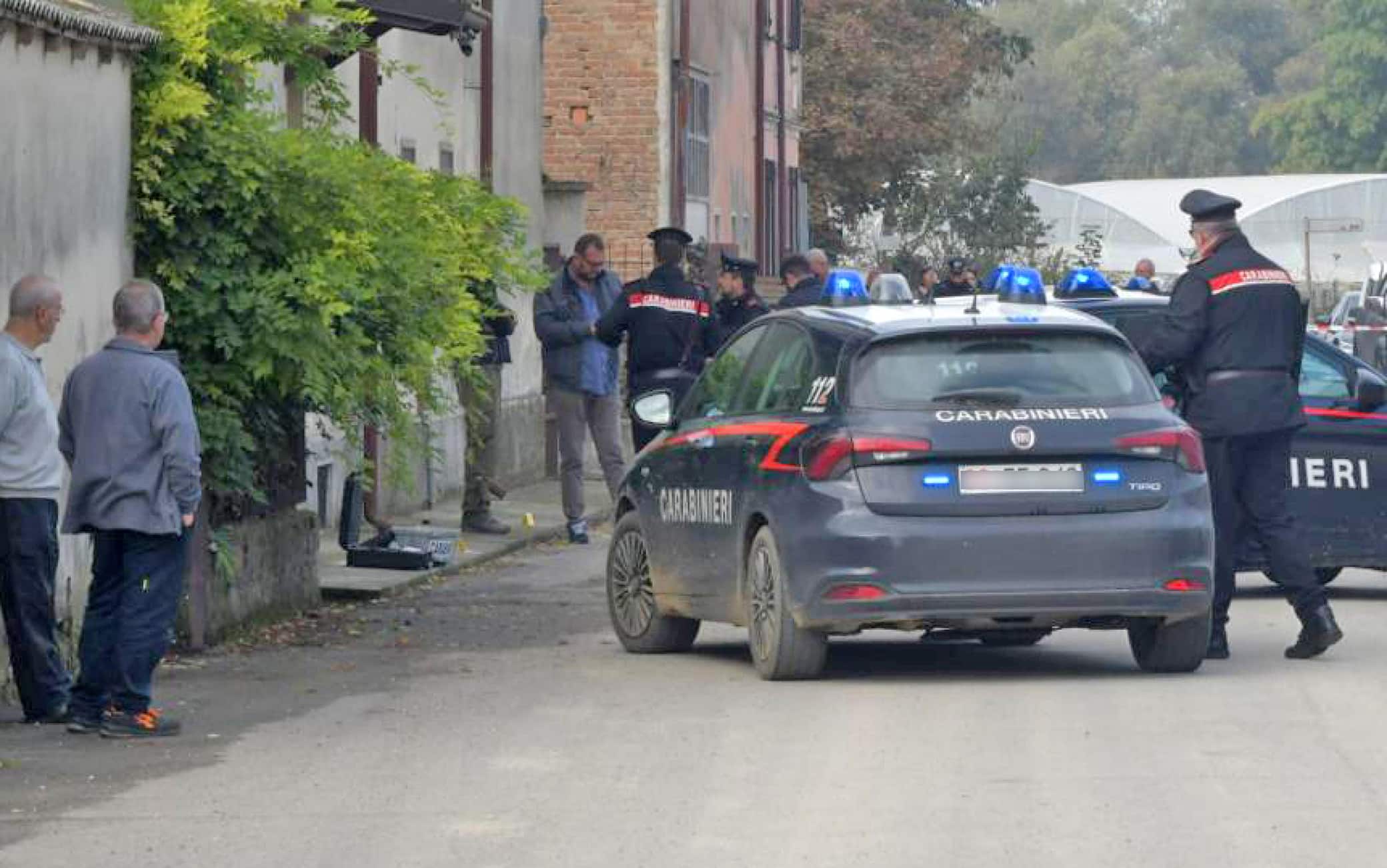 Carabinieri della compagnia di Voghera (Pavia) e i tecnici di Ats Pavia  in località Ghiaie del comune di Corana (Pavia) dove una pensionata di 86 anni è morta dopo essere stata aggredita da un pitbull, 21 ottobre 2023. ANSA/ PAVIAPRESS