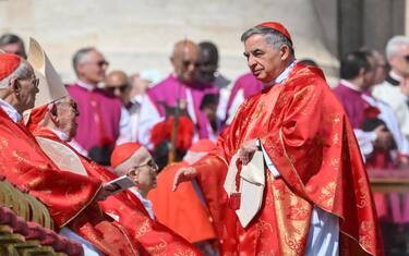 Il cardinale Angelo Becciu durante il funerale di papa Francesco in piazza San Pietro, Citta' del Vaticano, 26 aprile 2025. ANSA/ALESSANDRO DI MEO