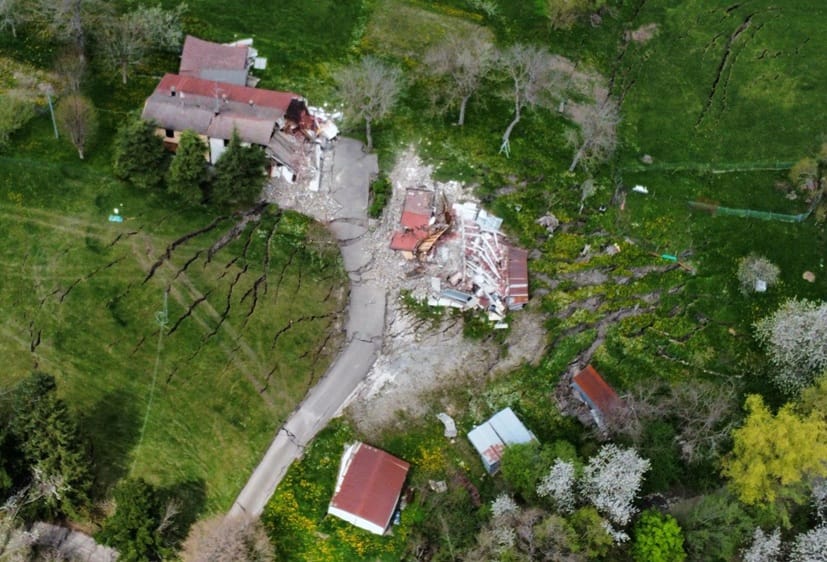 Una grande frana nel Modenese, 27 aprile 2025.
ANSA/Sindaco di Palagano Fabio Braglia ANSA PROVIDES ACCESS TO THIS HANDOUT PHOTO TO BE USED SOLELY TO ILLUSTRATE NEWS REPORTING OR COMMENTARY ON THE FACTS OR EVENTS DEPICTED IN THIS IMAGE; NO ARCHIVING; NO LICENSING +++ NPK