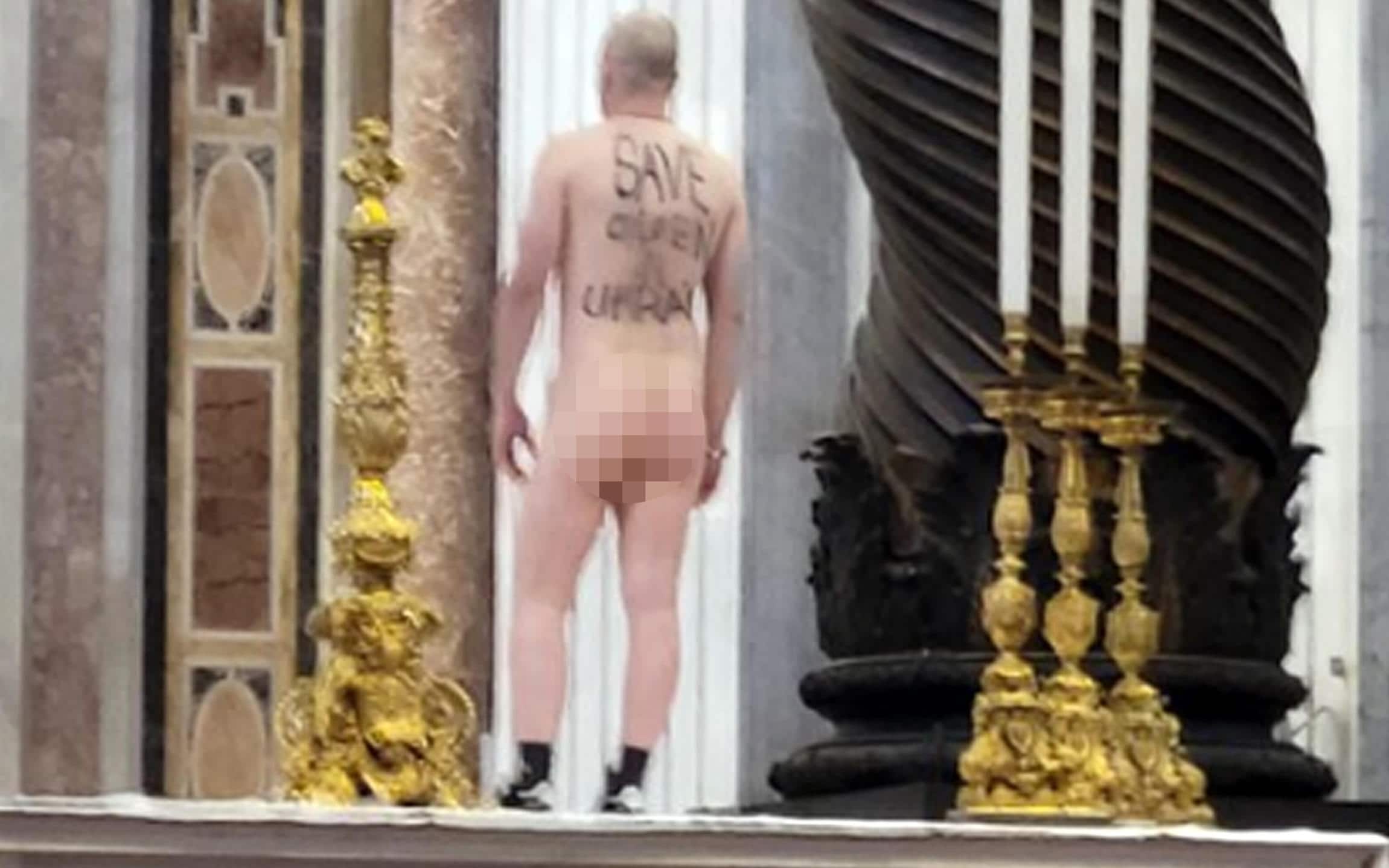 Un uomo, che è salito sull'altare centrale della Basilica di San Pietro, si denuda completamente per protesta contro la guerra in Ucraina, 01 giugno 2023. L'episodio è accaduto poco prima dell'orario di chiusura, e la scena è stata ripresa con uno smartphone da alcuni visitatori. Subito sono intervenuti sia i custodi della Basilica che alcuni gendarmi, che hanno fatto rivestire l'uomo e lo hanno accompagnato in gendarmeria per l'identificazione e un primo interrogatorio. A quanto si è potuto apprendere l'autore del gesto sarebbe una persona affetta da seri problemi depressivi, che avrebbe detto di soffrire per i bambini ucraini che perdono a vita sotto i bombardamenti russi.    NPK  Twitter / Elizabeth Lev   +++ATTENZIONE LA FOTO NON PUO' ESSERE PUBBLICATA O RIPRODOTTA SENZA L'AUTORIZZAZIONE DELLA FONTE DI ORIGINE CUI SI RINVIA+++   +++NO SALES; NO ARCHIVE; EDITORIAL USE ONLY+++