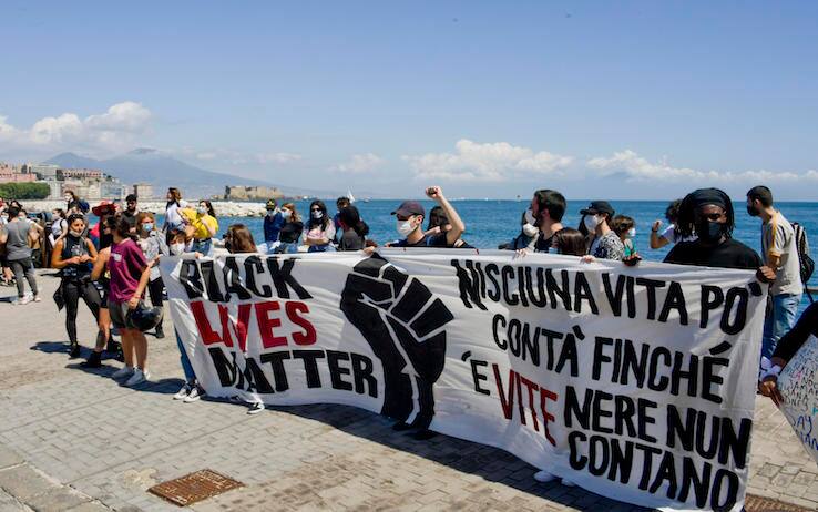 Hundreds of people demonstrate outside the US consulate in Naples (Italy) in commemoration of the death of George Floyd, an African American man who died in Minneapolis police custody on May 25 after the arrested officer knelt on his neck for more than eight minutes, 06 June 2020.