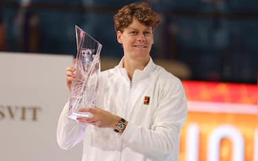 epa12859531 Jannik Sinner of Italy poses with his Championship trophy after defeating Lehecka in the Men’s Final match at the 2026 Miami Open tennis tournament at the Hard Rock Stadium in Miami, Florida, USA, 29 March 2026.  EPA/CRISTOBAL HERRERA-ULASHKEVICH
