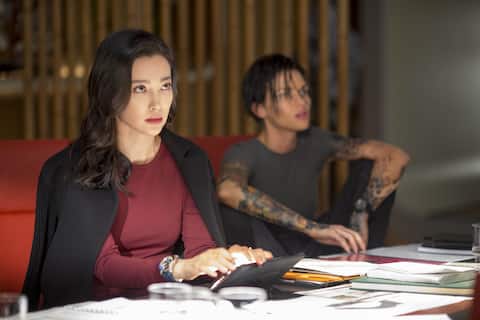 Li Bingbing è Zhang Suyin: “Li Bingbing interpreta l’oceanografa Zhang Suyin durante la missione in mare.”