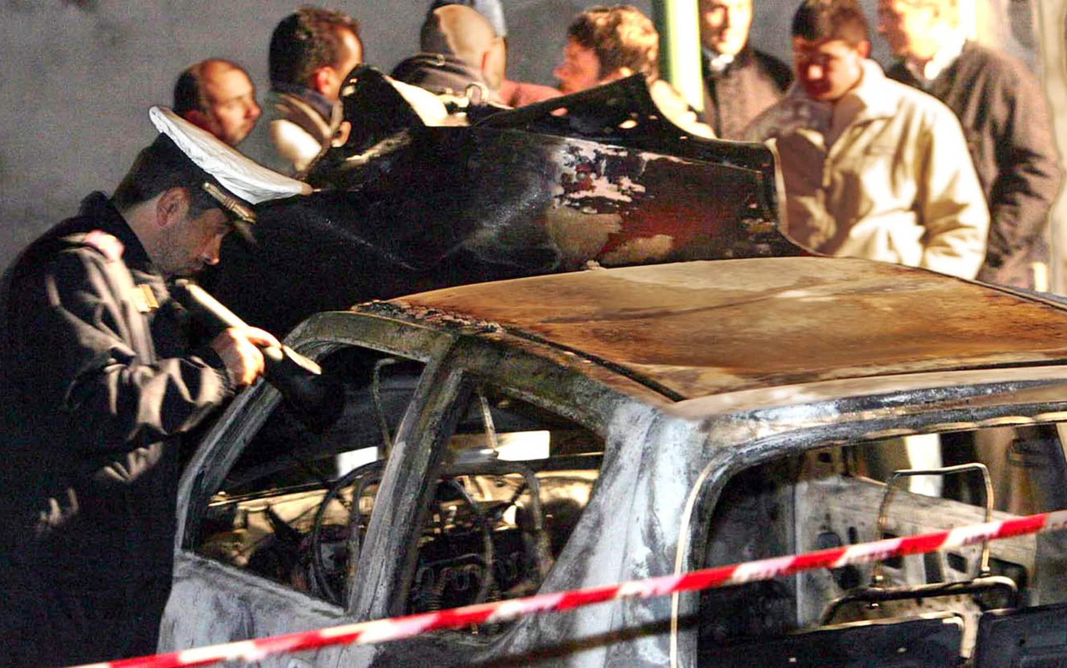 20041122 - NAPOLI - CAMORRA: E' UNA DONNA VITTIMA OMICIDIO SECONDIGLIANO.  Agenti della Polizia Scientifica vicino al corpo carbonizzato di Gelsomina Verde, 22 anni, incensurata uccisa a Napoli. La giovane donna è la nuova vittima della guerra di camorra nel quartiere Secondigliano, a Napoli.                Ciro Fusco ANSA-CD