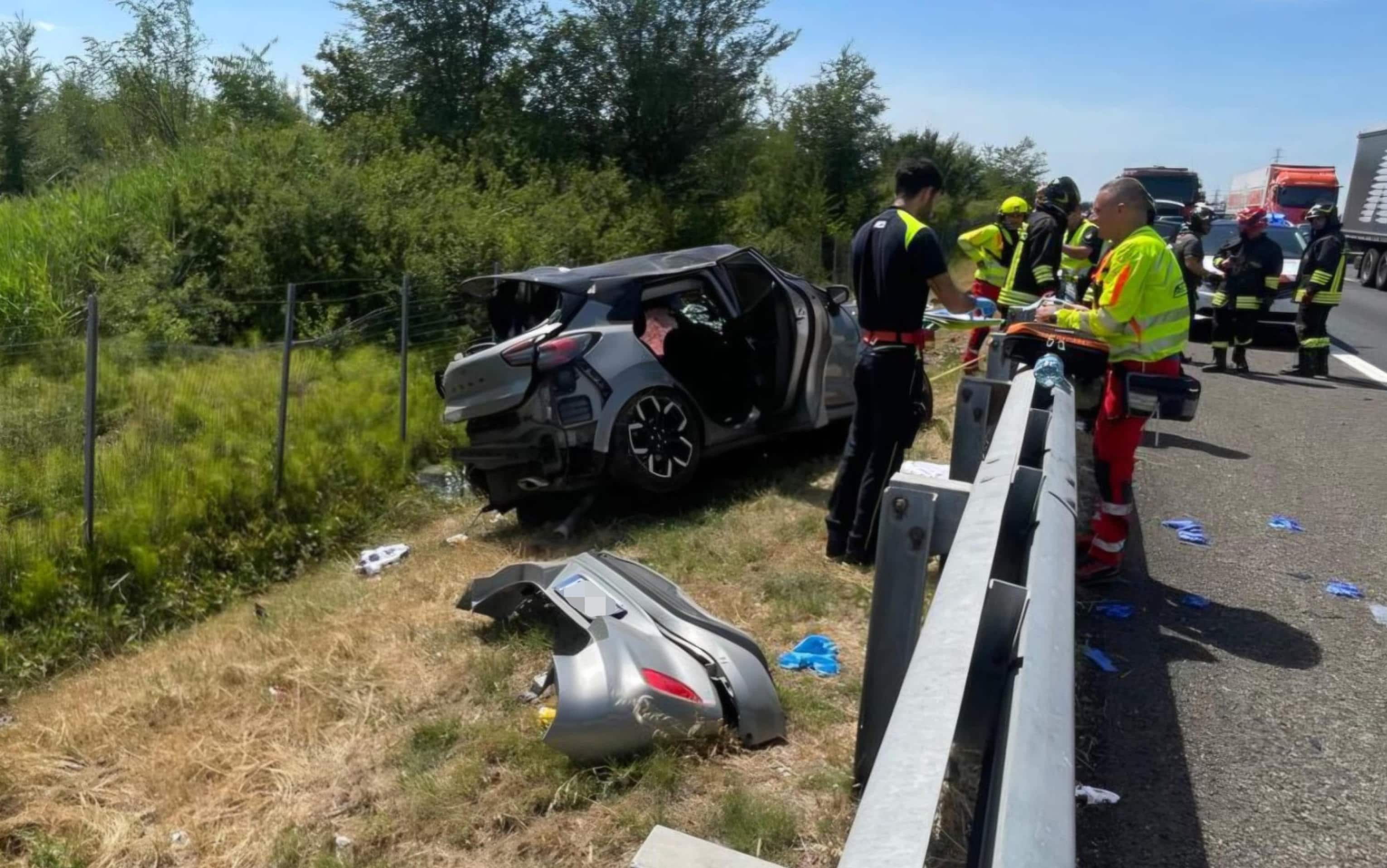 Il luogo dell'incidente sulla A1, all'altezza di Roncopascolo, in provincia di Parma, in cui una bambina di 8 anni è morta dopo il ribaltamento dell'auto in cui viaggiava con i genitori, rimasti feriti, Roncopascolo (Parma), 8 luglio 2026. ANSA/Ufficio stampa Vigili del fuoco +++ UFFICIO STAMPA VIGILI DEL FUOCO +++ FOTO NON IN  VENDITA - DA USARE SOLO PER FINI GIORNALISTICI  +++ NPK +++