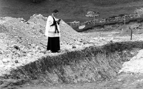 Un sacerdote prega tra le macerie a Longarone, uno dei paesi distrutti nella tragedia del Vajont. Il 9 ottobre 1963 alle 22.39, un'enorme frana di roccia di circa due chilometri quadrati di superficie e 260 milioni di metri cubi di volume, si stacca dalle pendici del Monte Toc, dietro la diga del Vajont, tra il Friuli e il Veneto: 1910 i morti, sette i paesi cancellati dalla tragedia. ANSA/ OLDPIX