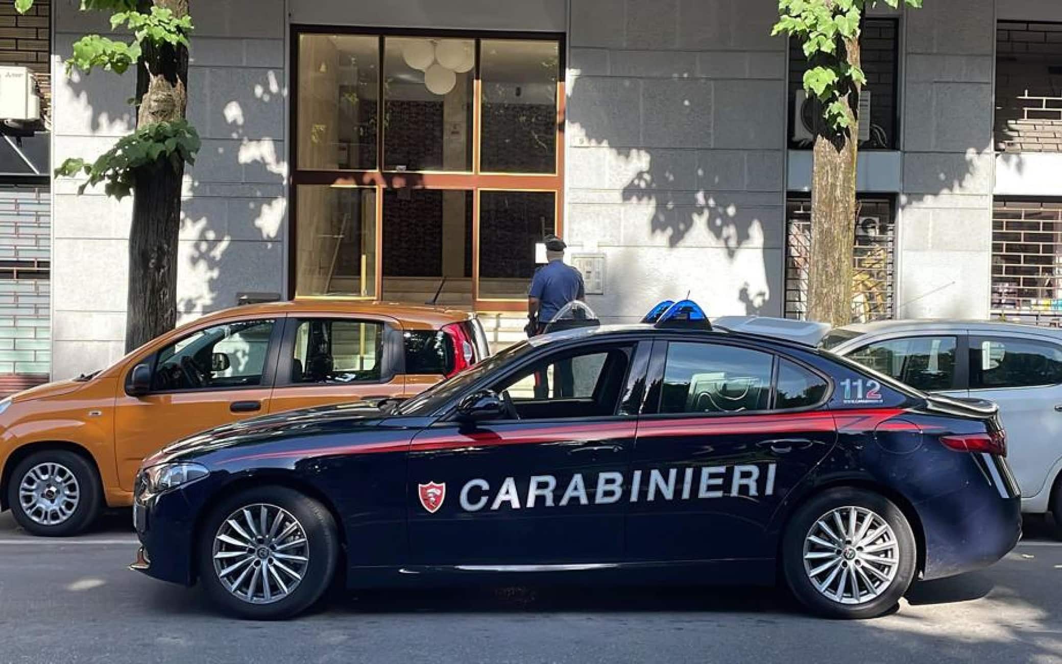 Un ragazzo di 19 anni ha ucciso il padre, 57 anni, con cui viveva a Sesto San Giovanni alle porte di Milano, 12 giugno 2022. Sul posto stanno intervenendo i carabinieri del SIS e il medico legale. A chiamare il 112 è stato lo stesso ragazzo.ANSA/CARABINIERI