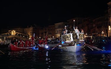 I tedofori in gondola nel Canal Grande durante il corteo in acqua a Venezia dove si conclude la 46/a tappa del viaggio della fiamma olimpica di Milano-Cortina, Venezia, 22 gennaio 2026. //
Torchbearers in a gondola on the Grand Canal during the water procession in Venice, where the 46th stage of the Olympic flame's journey from Milan to Cortina concludes, in Venice, Italy, 22 January 2026.
ANSA/ ANDREA MEROLA