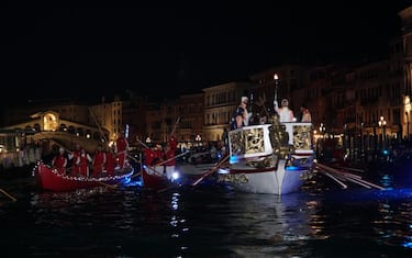 I tedofori in gondola nel Canal Grande durante il corteo in acqua a Venezia dove si conclude la 46/a tappa del viaggio della fiamma olimpica di Milano-Cortina, Venezia, 22 gennaio 2026. //
Torchbearers in a gondola on the Grand Canal during the water procession in Venice, where the 46th stage of the Olympic flame's journey from Milan to Cortina concludes, in Venice, Italy, 22 January 2026.
ANSA/ ANDREA MEROLA