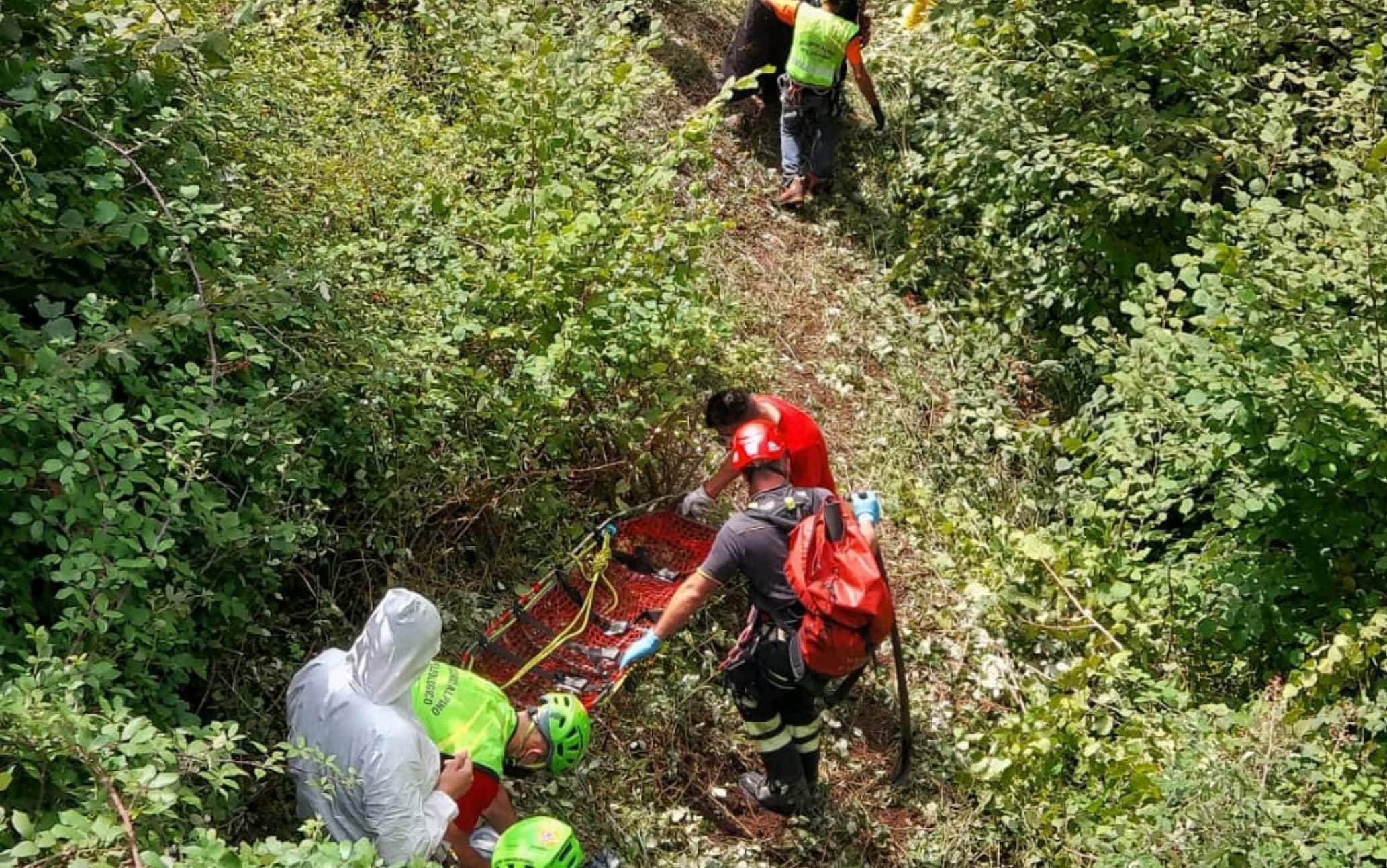 Vigili del fuoco dei reparti speciali speleo-alpino-fluviali  sul dirupo in località Curticelle di Giffoni Valle Piana durante le operazioni di recupero del  cadavere di Ciro Palmieri, il panettiere ucciso, 19 Agosto 2022. ANSA/UFFICIO STAMPA VIGILI DEL FUOCO+++ATTENZIONE LA FOTO NON PUO' ESSERE PUBBLICATA O RIPRODOTTA SENZA L'AUTORIZZAZIONE DELLA FONTE DI ORIGINE CUI SI RINVIA+++ +++NO SALES; NO ARCHIVE; EDITORIAL USE ONLY+++NPK++