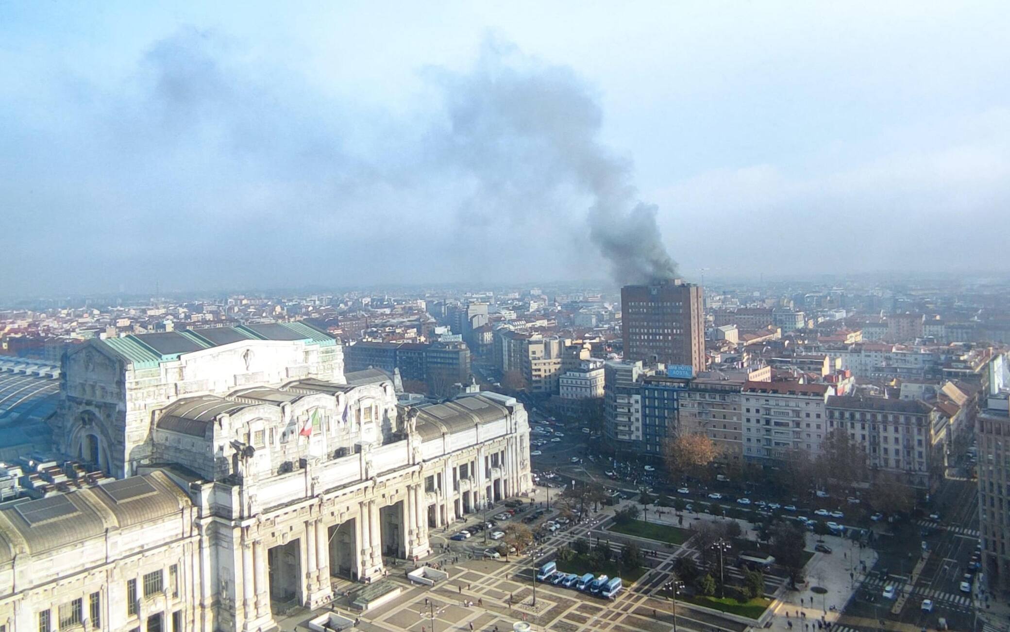 I vigili del fuoco stanno intervenendo all'hotel Michelangelo nei pressi della stazione di Milano per un incendio. L'hotel era tra quelli adibiti a Covid hotel nella prima fase dell'emergenza. Sul posto numerose squadre di vigili del fuoco.ANSA
