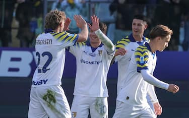 Parma s Oliver Sorensen celebrates with his teammates after scoring the 1-0 goal during the Italian Serie A soccer match between Parma Calcio 1913 and ACF Fiorentina at the Stadio Ennio Tardini in Parma, Italy, 27 December 2025.ANSA/Lorenzo Cattani