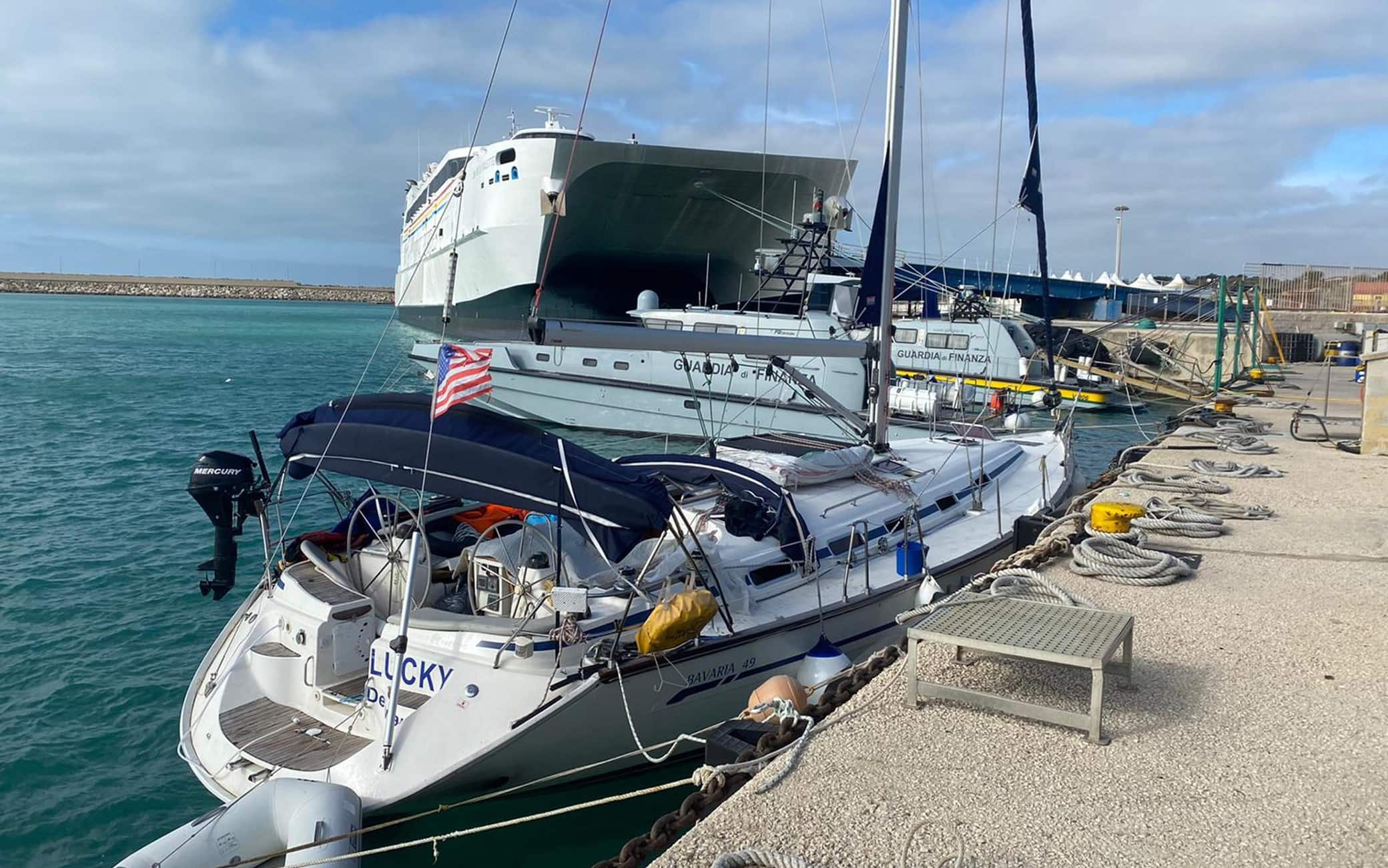 Sono stati salvati, stanotte intorno alle 2, grazie all'intervento di una motovedetta della Capitaneria di Porto di Pozzallo, 94 migranti, tutti asiatici, che viaggiavano su un veliero in difficoltà a 20 miglia da Isola delle Correnti, nel Ragusano. Tra loro una quarantina di bambini. Tutti sono stati traferiti all'hotspot di Pozzallo. Attesa in banchina stamane, intanto, anche la nave umanitaria Ocean Viking con a bordo 247 persone già tratte in salvo durante interventi di soccorso compiuti nei giorni scorsi.ANSA/Gabriele Giannone