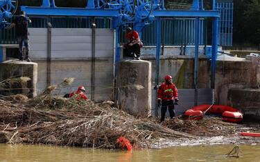 epa11707354 Firefighters search for missing people at a beach in Valencia, Spain, 07 November 2024. The devastating floods in Valencia and neighboring provinces have caused at least 216 fatalities, as efforts to search for missing people, provide supplies, and care for the victims continue after the DANA (high-altitude isolated depression) weather phenomenon hit the east of the country on 29 October.  EPA/J.J. GUILLEN