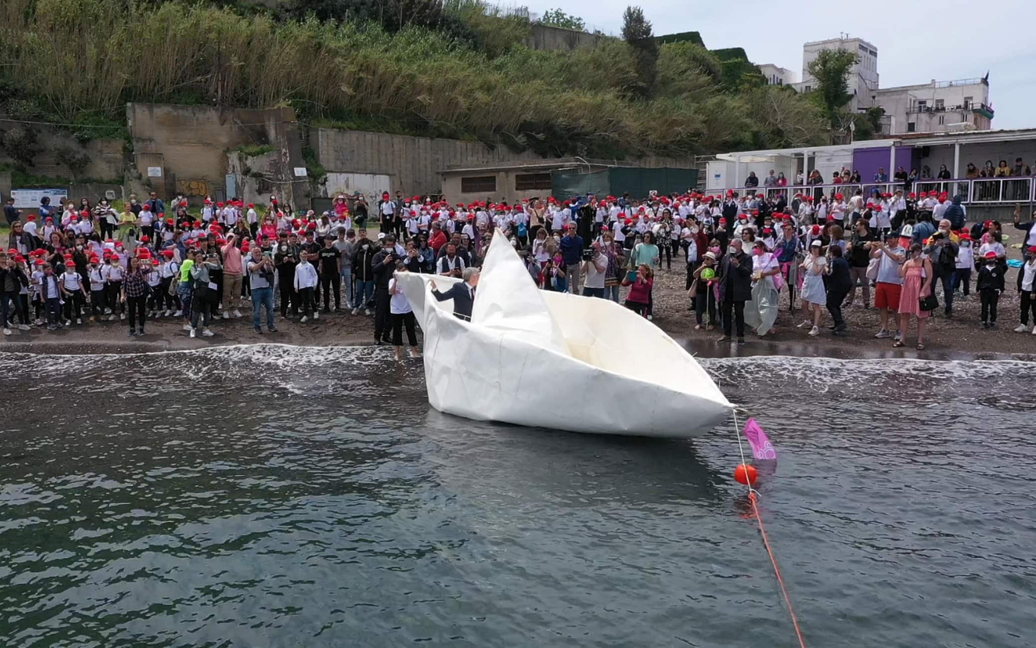 Folla all'evento "La Flotta di Carta", l'idea di Procida Capitale Italiana della Cultura di un tentativo di navigazione simbolico che si è concluso a metà strada rispetto all'obiettivo di uno sbarco ai Campi Flegrei: il grande origami di carta con cui l'artista tedesco Frank Bölter, aiutato da centinaia di bambini isolani, si è fatto portavoce stamattina di un forte messaggio di integrazione e speranza, simboleggiando la fragilità delle imbarcazioni che ospitano i viaggi dei migranti dalle sponde dell'Africa all'Italia, non è riuscito infatti a compiere la traversata del braccio di mare che separa l'isola dalla terraferma, 29 aprile 2022.ANSA/ CIRO FUSCO