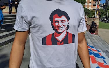 Tifoso del Cosenza con la maglia di Bergamini