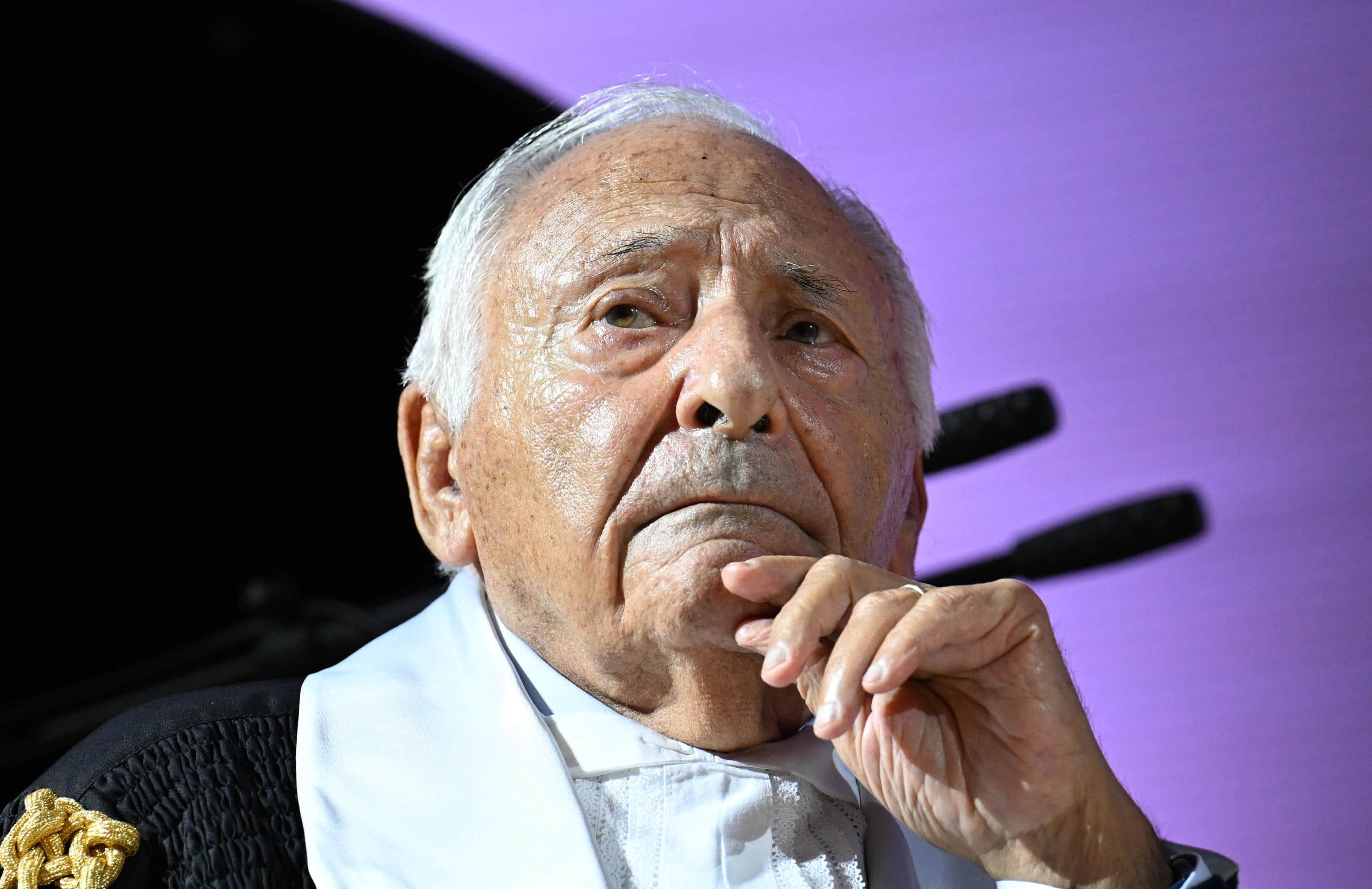 Il paroliere e produttore discografico italiano Giulio Rapetti Mogol canta durante la cerimonia di conferimento del Master ad honorem in "Editoria e produzione musicale" all'Università IULM, Milano, 28 ottobre 2024. ANSA/DANIEL DAL ZENNARO