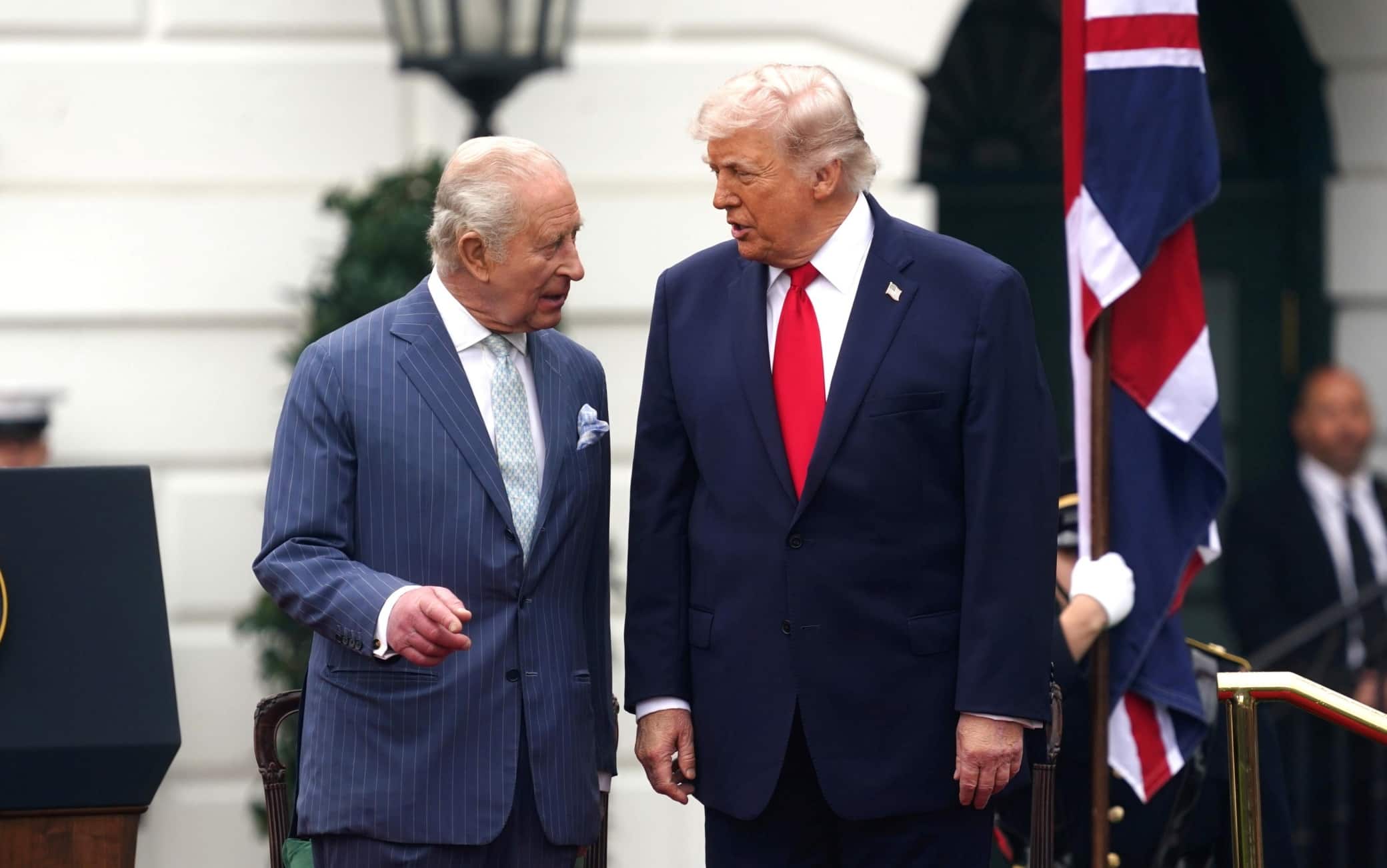 epa12919403 US President Donald Trump and Britain's King Charles III attend a welcome ceremony on the South Lawn of the White House in Washington DC USA, 28 April 2026. King Charles III and Queen Camilla are visiting the US on a four-day state visit, which includes meetings with US President Donald Trump and first lady Melania Trump at the White House and engagements in New York and Virginia. EPA/WILL OLIVER  EPA/WILL OLIVER