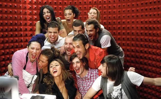 La foto dei ragazzi nel confessionale del programma