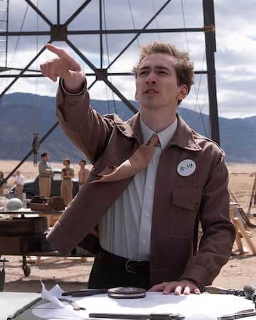 L to R: Dylan Arnold is Frank Oppenheimer and Matt Damon is Leslie Groves in OPPENHEIMER, written, produced, and directed by Christopher Nolan.