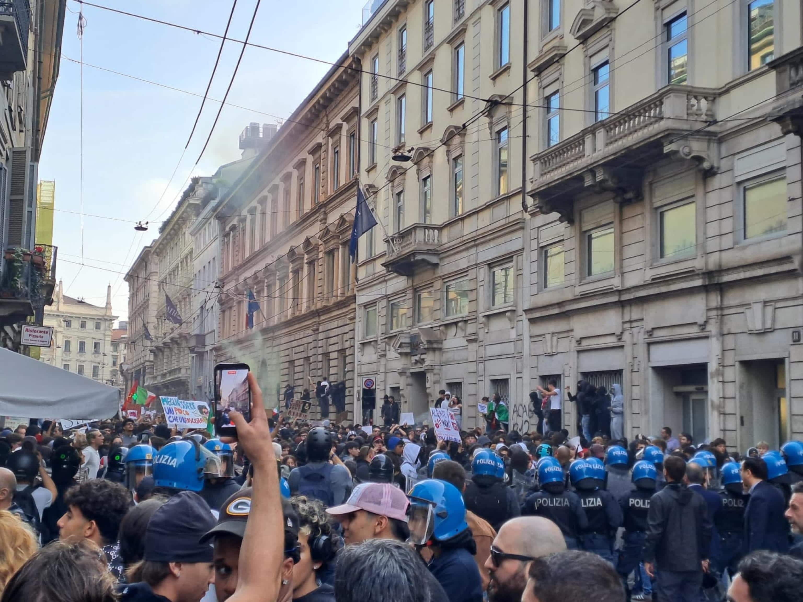 Nuovo doppio contatto viso a viso fra manifestanti e agenti in via Broletto, in centro a Milano, dove si trova bloccata la manifestazione indetta da Italia in Piazza. Le forze dell'ordine hanno risposto con una doppia carica breve ma pi˘ decisa della precedente, 17 ottobre 2026. ANSA/FABRIZIO CASSINELLI  +++ATTENZIONE: NELLA FOTO POTREBBERO ESSERE RITRATTI DEI MINORENNI. L'ANSA METTE A DISPOSIZIONE DEI PROPRI ABBONATI QUESTA IMMAGINE, LASCIANDO LORO LA DECISIONE SULL'OPPORTUNITA' DI PUBBLICARLA+++