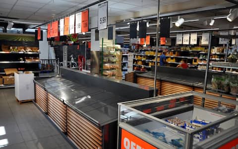 IPA89910072 - Palermo.Sciopero dei Tir, scaffali vuoti in un supermercato nel quartiere Zisa,esauriti frutta verdura e latticini.
