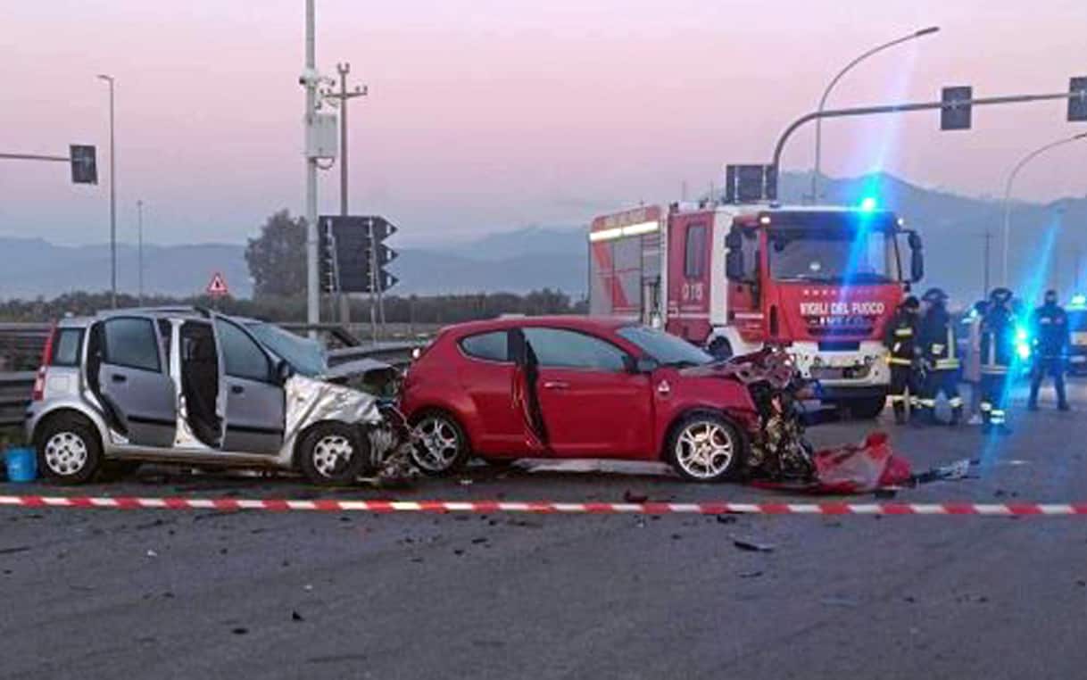 Incidente stradale nel cosentino, scontro tra auto: 2 ventenni morti e ...