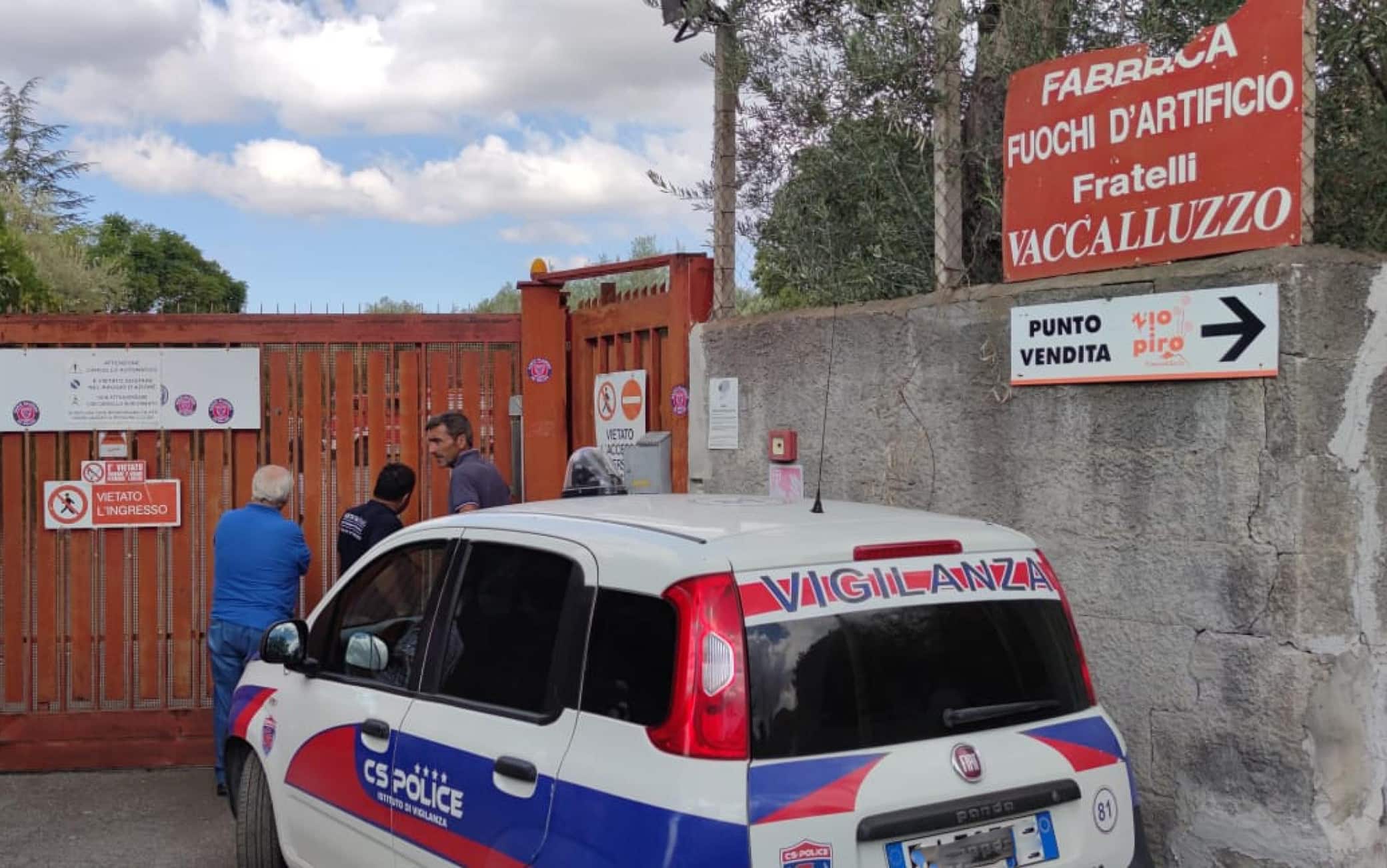 Una persona è morta in una esplosione avvenuta stamane intorno alle 7.30 a Belpasso (Catania) nella fabbrica di fuochi d'artificio Vaccalluzzo. All'esplosione non è seguito un incendio. Sono intervenuti i Vigili del fuoco per i necessari accertamenti e la messa in sicurezza.ANSA