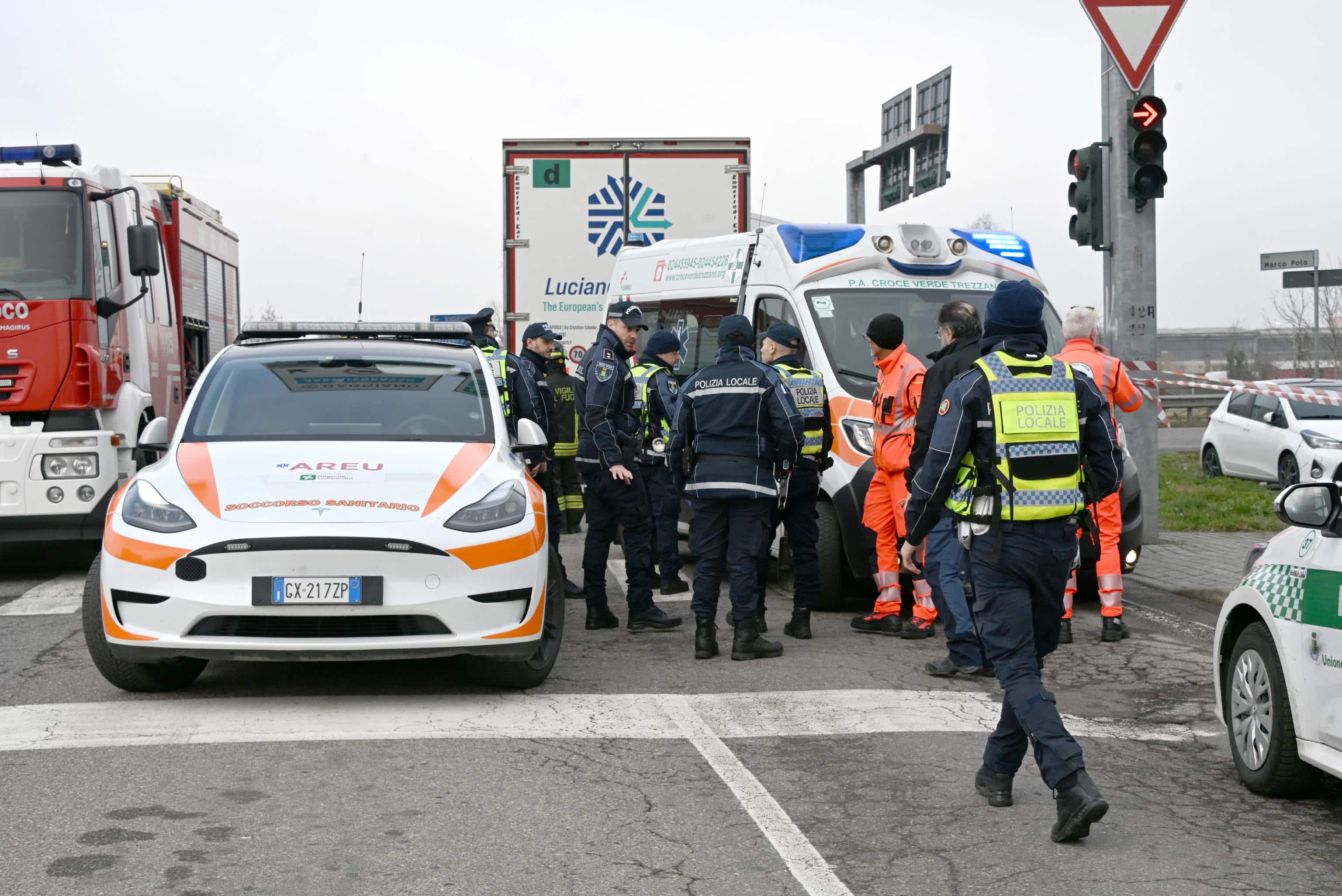 Agenti della Pilizia Locale effetuano rilievi sul luogo dove un ciclista milanese di 65 anni è stato travolto e ucciso dal rimorchio di un camion a Gaggiano, nel Milanese, 29 gennaio 2026. ANSA/MONIA DI SANTO