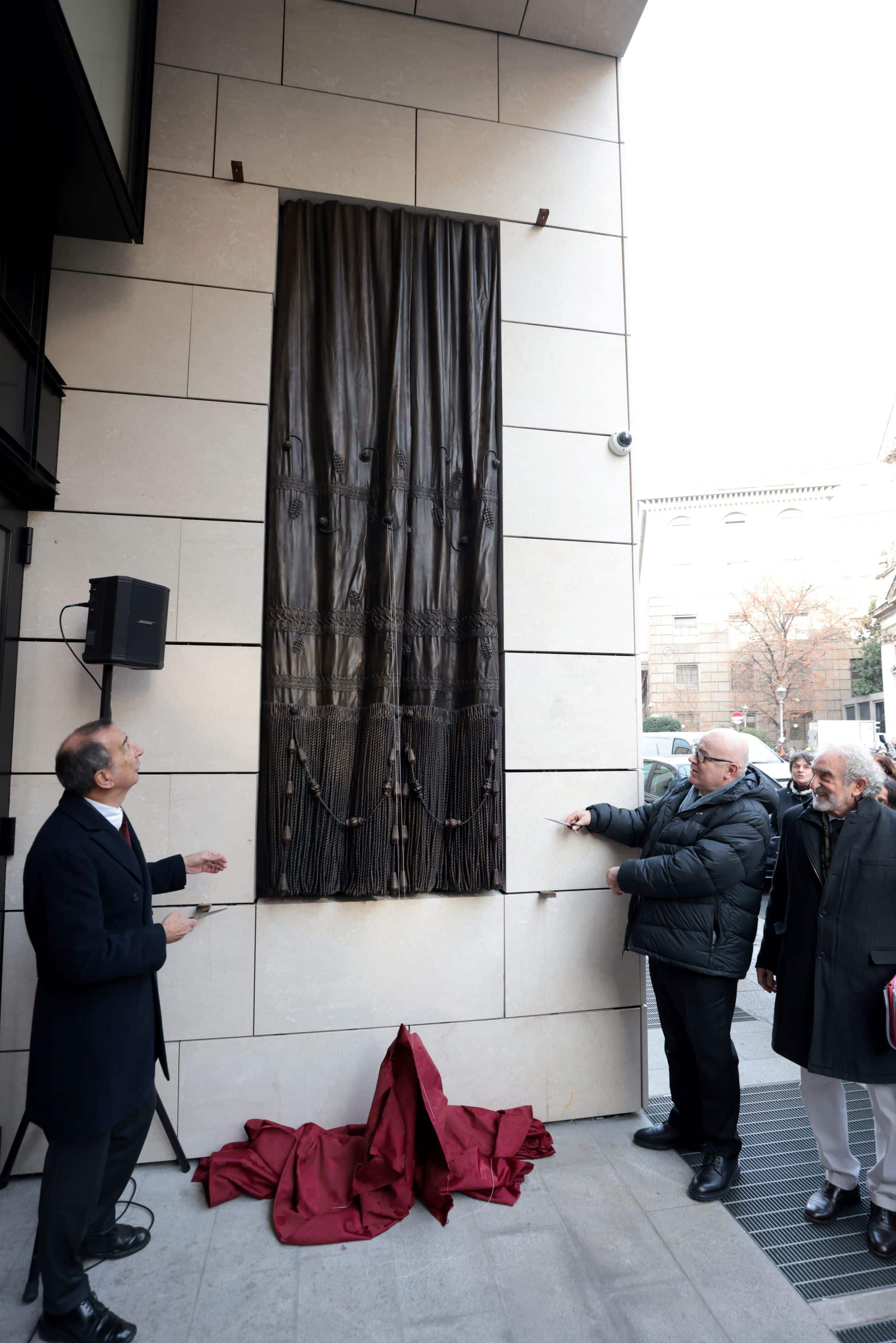 L'inaugurazione del bassorilievo "Sipario" di Daniele Milvio alla nuova torre di via Verdi 3