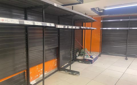 Scaffali vuoti in un supermercato a Napoli, 19 ottobre 2026.  ANSA/Roberta Celot