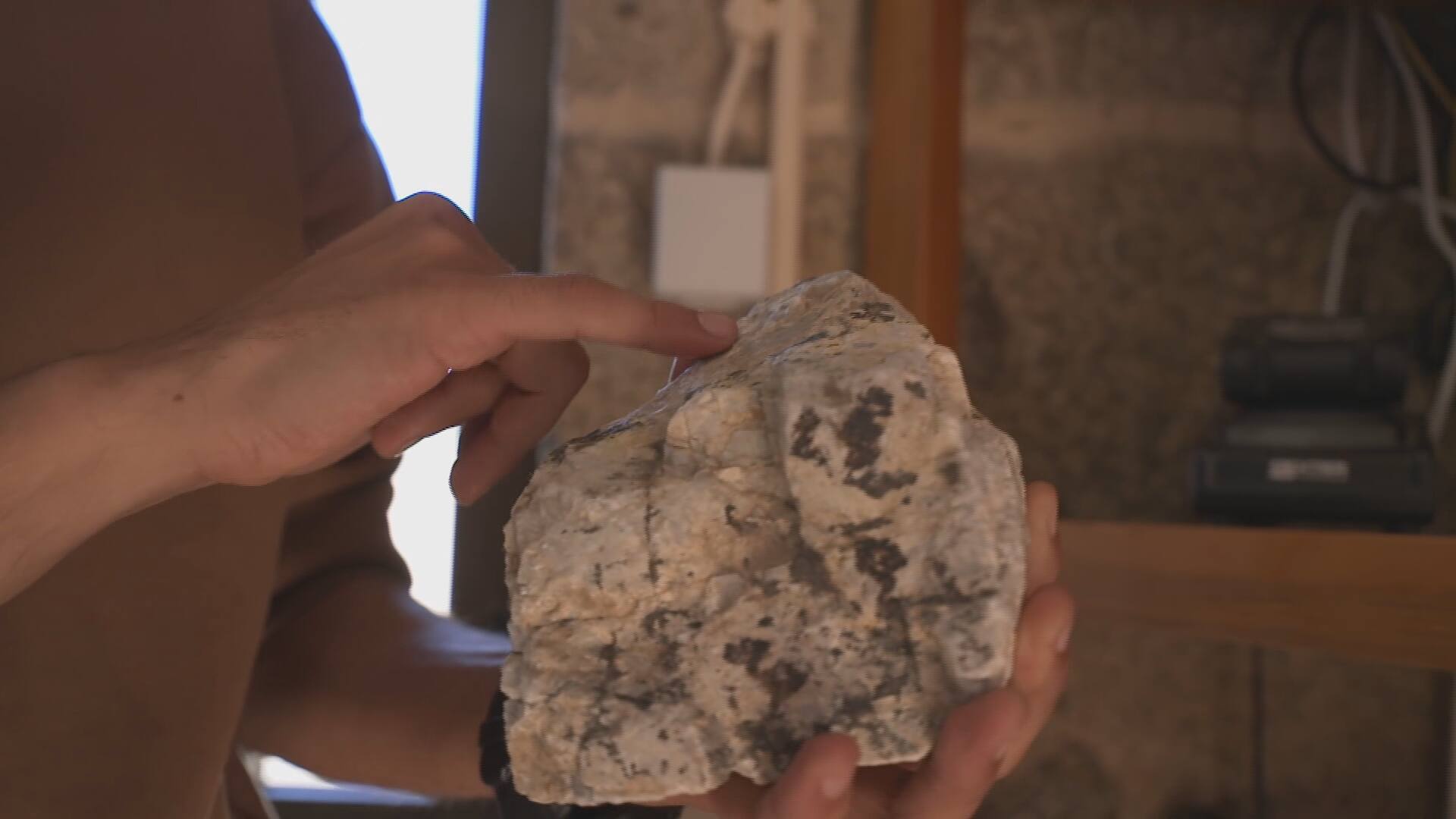 Roccia contenente spodumene e litio