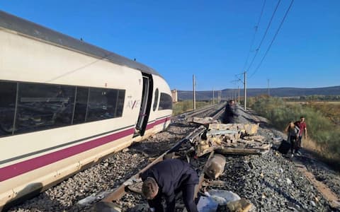 IPA90273115 - New train accident: an Iryo and a AVE train collide near Urda (Toledo), Wednesday, October 28, 2026. (Photo by REDES SOCIALES/Cordon Press/Sipa USA)