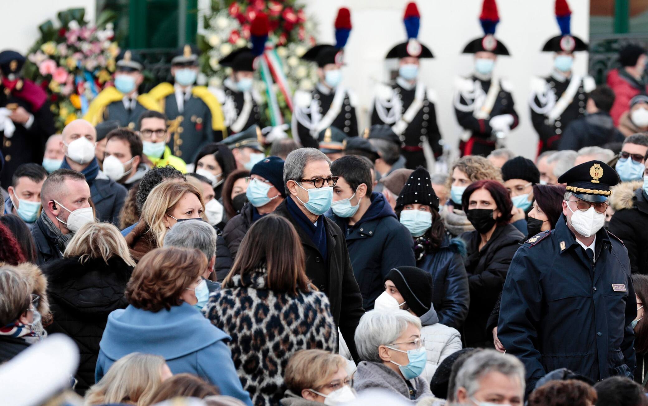 Un momento dei funerali in una piazza gremita con i familiari delle 9vittime (10 con Samuele che è rimasto nel grembo di mammaSelene) di Ravanusa, 17 dicembre 2021. Tra i presenti il presidente della Regione, Nello Musumeci, il ministro delle Infrastrutture Enrico Giovannini eil capo nazionale della Protezione civile Fabrizio Curcio. ANSA/FRANCESCO RUTA