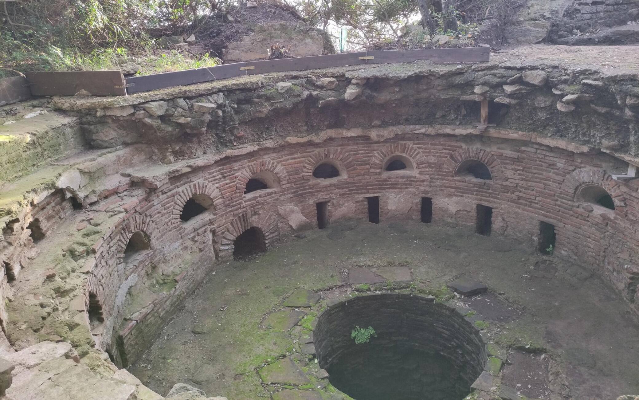 Il cd calidarium delle terme superiori, con una particolare struttura per la distribuzione del calore.ANSA/MINISTERO DELLA CULTURA/PARCO ARCHEOLOGICO DI POSILLIPO  EDITORIAL USE ONLY NO SALES