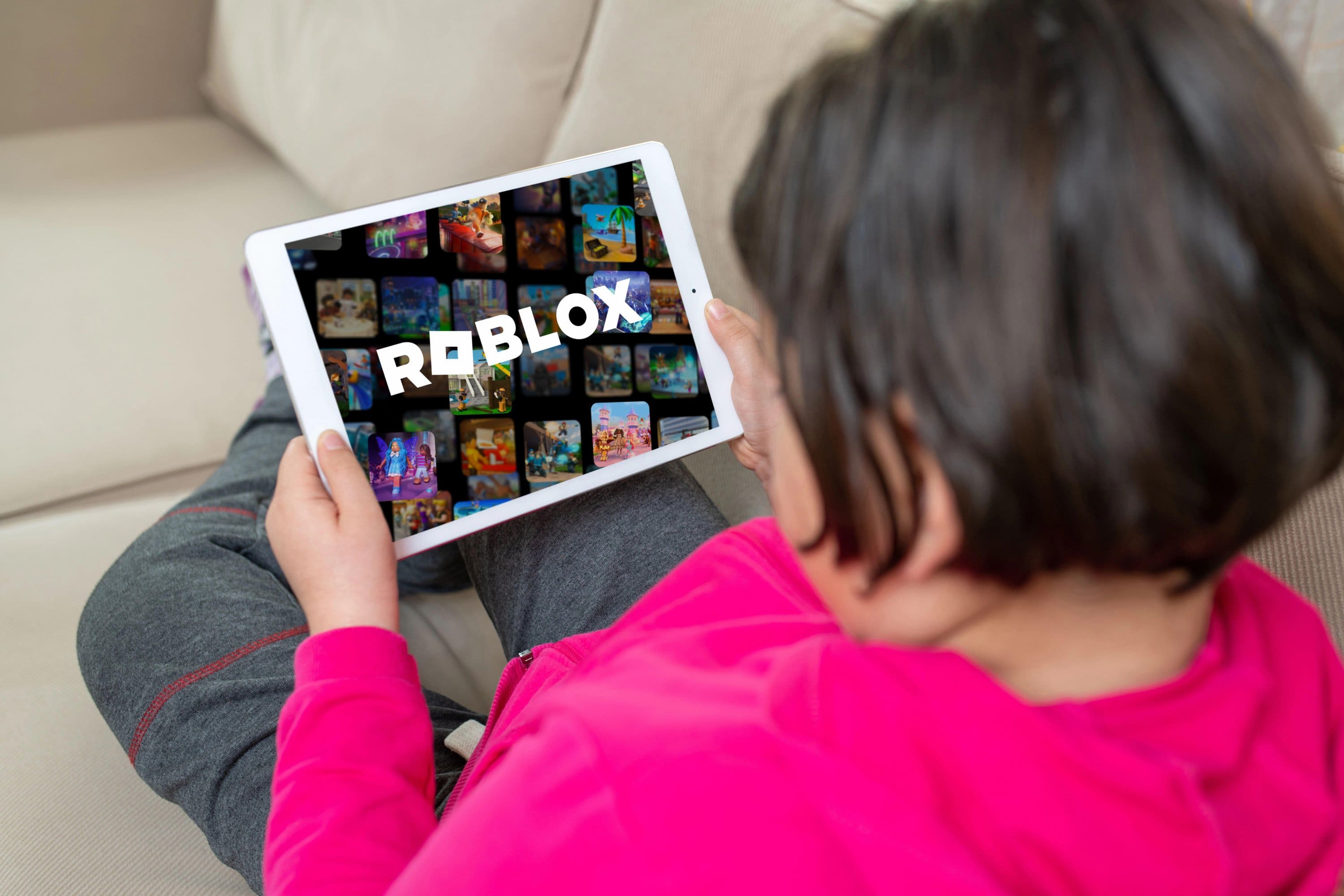 3BD8NGE Antalya, Turkey - May 23, 2025: Little girl playing Roblox, a game very popular among children