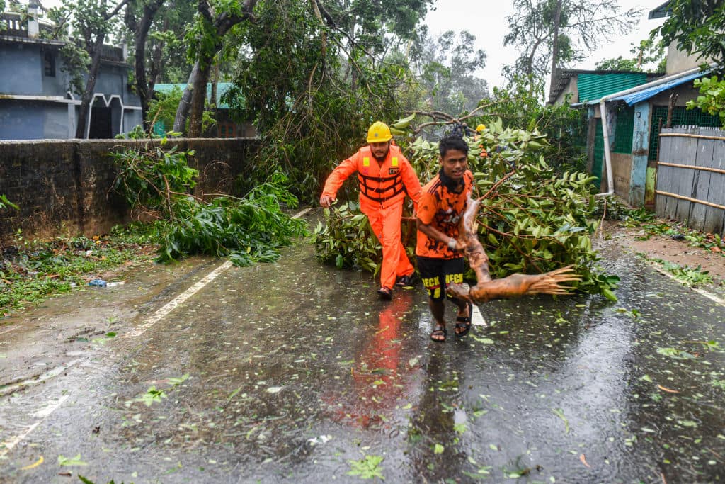 Volontari al lavoro in Bangladesh