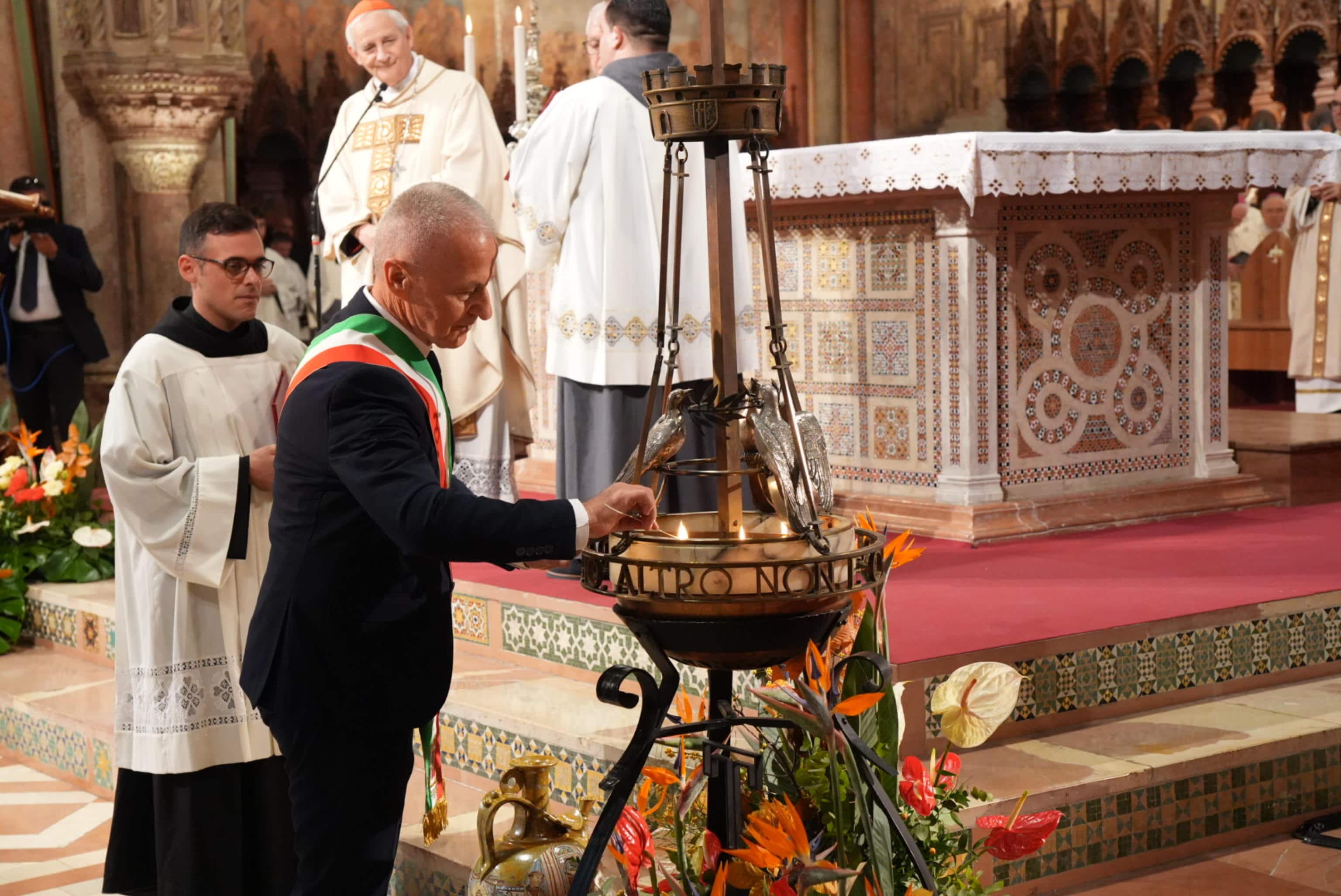 Il sindaco di Assisi Valter Stoppini accende la lampada votiva che illumina la tomba di San Francesco, nella Basilica di San Francesco ad Assisi, 4 ottobre 2026 ANSA / Ufficio Sacro Convento di Assisi +++ UFFICIO STAMPA  +++ FOTO NON IN VENDITA - DA USARE SOLO PER FINI GIORNALISTICI  +++ NPK +++