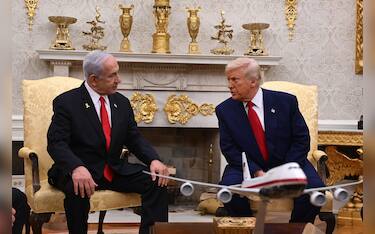 Donald Trump insiste sul suo progetto per Gaza, "piace a tutti, lo chiamano il piano Trump" sostenendo che la Striscia ha un "incredibile valore immobiliare". "Avere una forza di pace come gli Stati Uniti che controlla e possiede Gaza sarebbe una cosa buona", ha detto in un colloquio nello Studio Ovale con Benjamin Netanyahu, 07 aprile 2025.   NPK   ANSA / Foto fornita dall'ufficio di Netanyahu   +++ ANSA PROVIDES ACCESS TO THIS HANDOUT PHOTO TO BE USED SOLELY TO ILLUSTRATE NEWS REPORTING OR COMMENTARY ON THE FACTS OR EVENTS DEPICTED IN THIS IMAGE; NO ARCHIVING; NO LICENSING +++