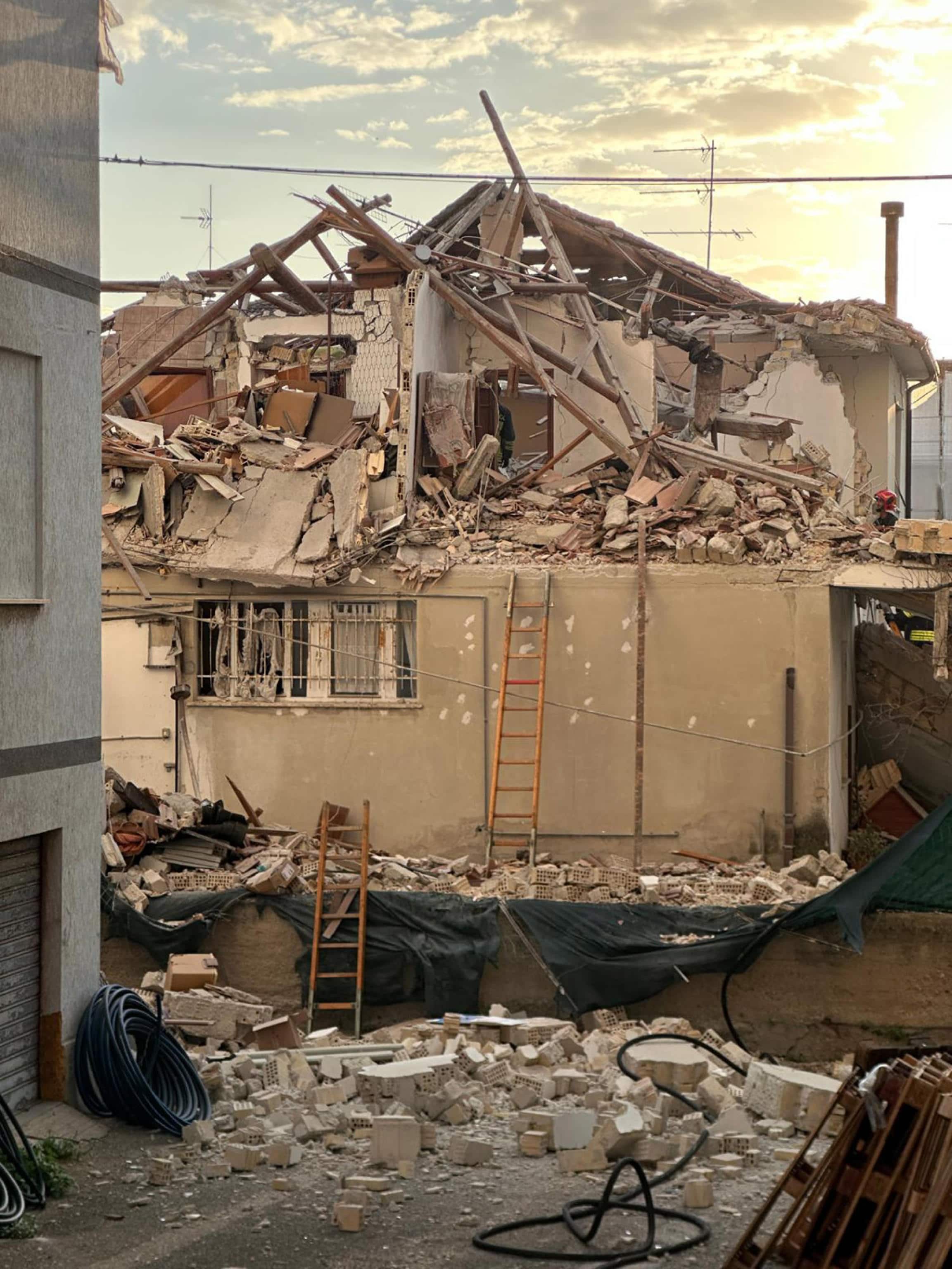 A Porto Sant'Elpidio (Fermo) una palazzina è                  crollata all'alba in via Trentino dopo una deflagrazione forse                  causata dallo scoppio di una bombola di gas: secondo le prime                  informazioni una persona sarebbe deceduta mentre altre due                  sono state soccorse e trasportate rispettivamente all'ospedale                  di Fermo e, in eliambulanza, all'ospedale di Torrette di                  Ancona. Erano da poco passate le 5 quando sono arrivate la                  segnalazioni per richiesta di soccorsi al 112 dalla via                  limitrofa alla statale Adriatica. Sanitari del 118 e vigili                  del fuoco sono al lavoro per cercare eventuali corpi rimasti                  sotto le macerie. ANSA/GIORGIO FEDELI